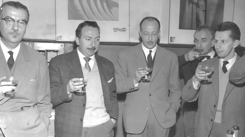 In redazione si brinda a fine anni Cinquanta: da sinistra il direttore Alberto Vigna, il giornalista Sandro Fùrlan, l'avvocato Silvio Pelizzari, direttore amministrativo e poi consigliere di amministrazione del GdB, il giornalista Manuel Vigliani, e, alle sue spalle, il giornalista Sandro Minelli © www.giornaledibrescia.it