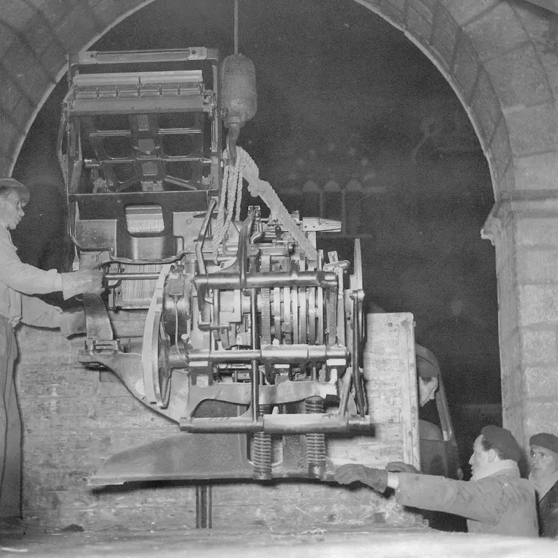Il trasferimento della rotativa dal Broletto alla sede di via Saffi nel gennaio del 1960 © www.giornaledibrescia.it