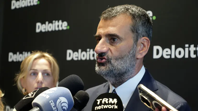 Antonio Decaro, presidente della commissione Ambiente del parlamento europeo , durante le interviste, in occasione dell'inaugurazione della sede di Deloitte nella Fiera del Levante di Bari, 30 giugno 2025. Un'area da novemila metri quadrati, in grado di accogliere circa 1.200 postazioni di lavoro, sale smart, spazi meeting e un auditorium, coniugando innovazione, sostenibilità ambientale e benessere delle persone. E' la nuova sede di Deloitte, frutto di un investimento da 50 milioni di euro che ha permesso di ristrutturare i padiglioni e costituire un centro di ricerca e sviluppo nell'ambito di NextHub. ANSA/DONATO FASANO