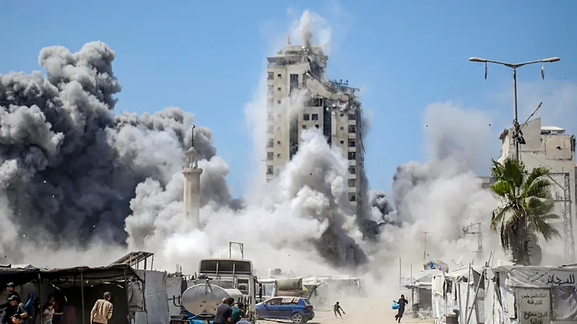 epaselect epa12354552 Smoke rises from the Mushtaha Tower following an Israeli airstrike in the west of Gaza City, Gaza Strip, 05 September 2025. More than 64,000 Palestinians have been killed in the Gaza Strip since October 2023, according to the Palestinian Ministry of Health, and about 1,200 Israelis have been killed since the launch of an Israeli military campaign in response to a cross-border attack by Hamas on 07 October 2023. EPA/MOHAMMED SABER