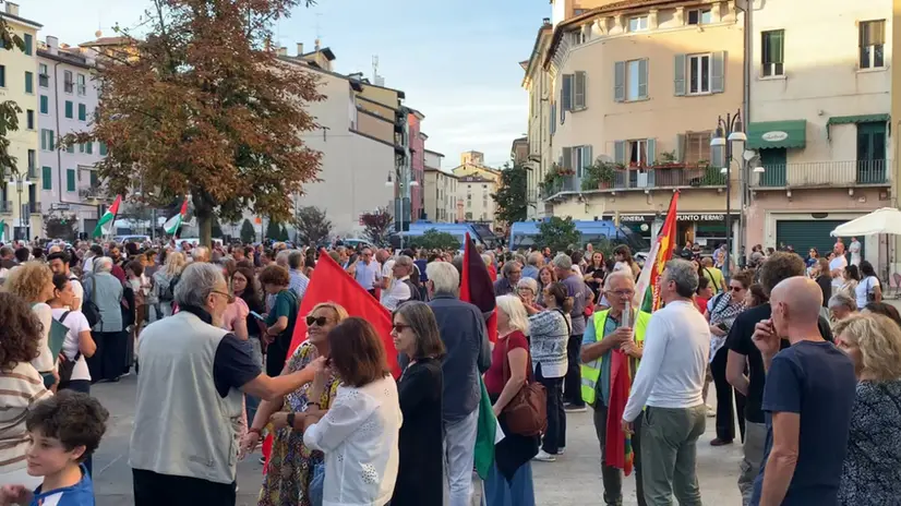 Largo Formentone, centinaia di persone manifestano a favore di Gaza - © www.giornaledibrescia.it