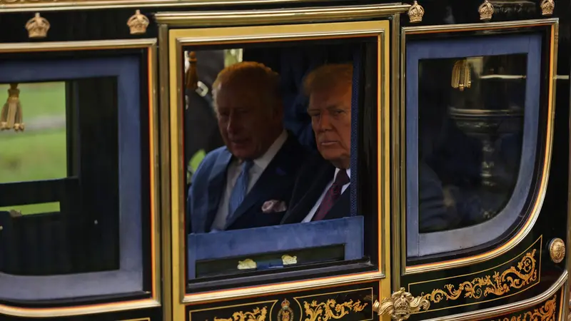 epa12384619 A handout photo made available by the British Ministry of Defence shows Britain's King Charles III (L) and US President Donald J. Trump during a carriage ride to Windsor Castle in Windsor, Britain, 17 September 2025. Britain's King Charles III is hosting US President Trump during his second official state visit to the UK from 17 to 19 September 2025. EPA/SSgt Donald C TODD/UK MOD HANDOUT HANDOUT EDITORIAL USE ONLY/NO SALES