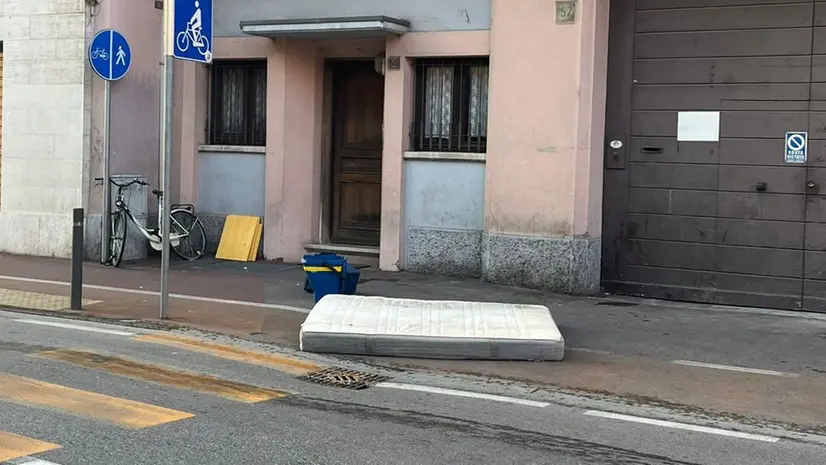 Un materasso abbandonato in via Milano