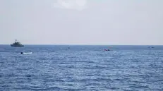 Nell'immagine divulgata da Medici senza Frontiere i soccorsi ai migranti dopo il naufragio avvenuto davanti le coste libiche, 05 agosto 2015. L'ennesima strage di migranti avviene ad un passo dalla Libia, con il mare calmo e la visibilità perfetta: il barcone con cui stavano tentando di raggiungere l'Italia si è rovesciato quando le centinaia di disperati che vi erano ammassati hanno visto le imbarcazioni di soccorso. Il bilancio ufficiale al momento parla di 400 persone salvate e 25 cadaveri recuperati, ma è molto probabile che in fondo al mare vi siano almeno altre centinaia di corpi. ANSA/MEDICI SENZA FRONTIERE/MARTA SOSZYNSK/MSF +++ ANSA PROVIDES ACCESS TO THIS HANDOUT PHOTO TO BE USED SOLELY TO ILLUSTRATE NEWS REPORTING OR COMMENTARY ON THE FACTS OR EVENTS DEPICTED IN THIS IMAGE; NO ARCHIVING; NO LICENSING +++