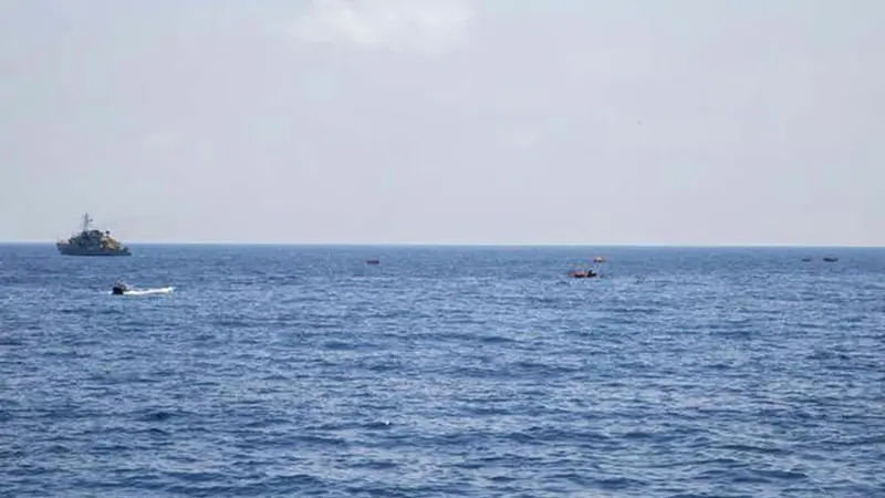 Nell'immagine divulgata da Medici senza Frontiere i soccorsi ai migranti dopo il naufragio avvenuto davanti le coste libiche, 05 agosto 2015. L'ennesima strage di migranti avviene ad un passo dalla Libia, con il mare calmo e la visibilità perfetta: il barcone con cui stavano tentando di raggiungere l'Italia si è rovesciato quando le centinaia di disperati che vi erano ammassati hanno visto le imbarcazioni di soccorso. Il bilancio ufficiale al momento parla di 400 persone salvate e 25 cadaveri recuperati, ma è molto probabile che in fondo al mare vi siano almeno altre centinaia di corpi. ANSA/MEDICI SENZA FRONTIERE/MARTA SOSZYNSK/MSF +++ ANSA PROVIDES ACCESS TO THIS HANDOUT PHOTO TO BE USED SOLELY TO ILLUSTRATE NEWS REPORTING OR COMMENTARY ON THE FACTS OR EVENTS DEPICTED IN THIS IMAGE; NO ARCHIVING; NO LICENSING +++
