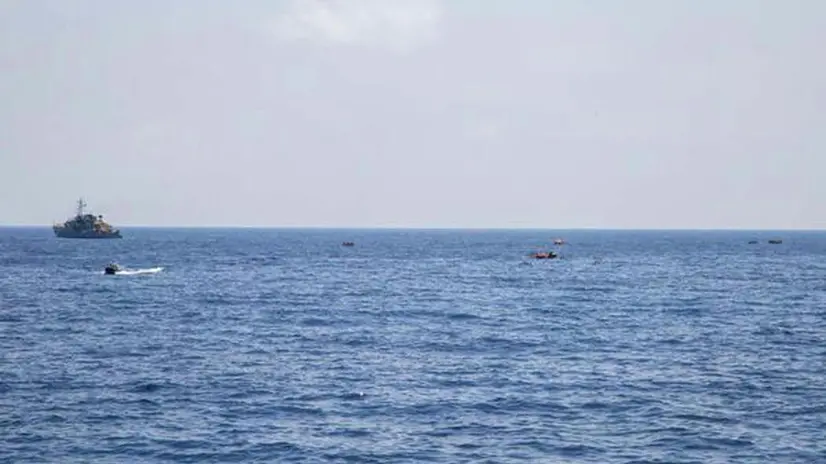 Nell'immagine divulgata da Medici senza Frontiere i soccorsi ai migranti dopo il naufragio avvenuto davanti le coste libiche, 05 agosto 2015. L'ennesima strage di migranti avviene ad un passo dalla Libia, con il mare calmo e la visibilità perfetta: il barcone con cui stavano tentando di raggiungere l'Italia si è rovesciato quando le centinaia di disperati che vi erano ammassati hanno visto le imbarcazioni di soccorso. Il bilancio ufficiale al momento parla di 400 persone salvate e 25 cadaveri recuperati, ma è molto probabile che in fondo al mare vi siano almeno altre centinaia di corpi. ANSA/MEDICI SENZA FRONTIERE/MARTA SOSZYNSK/MSF +++ ANSA PROVIDES ACCESS TO THIS HANDOUT PHOTO TO BE USED SOLELY TO ILLUSTRATE NEWS REPORTING OR COMMENTARY ON THE FACTS OR EVENTS DEPICTED IN THIS IMAGE; NO ARCHIVING; NO LICENSING +++