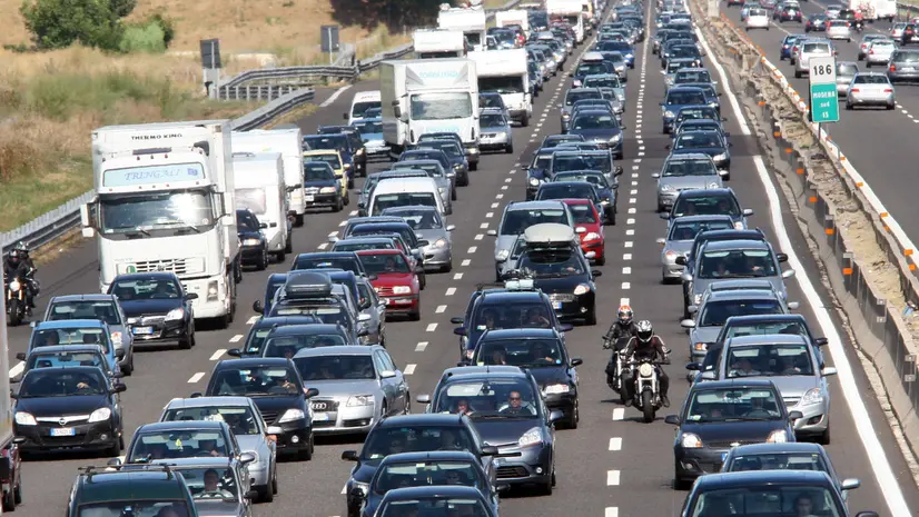 Auto incolonnate in autostrada - Foto Ansa © www.giornaledibrescia.it