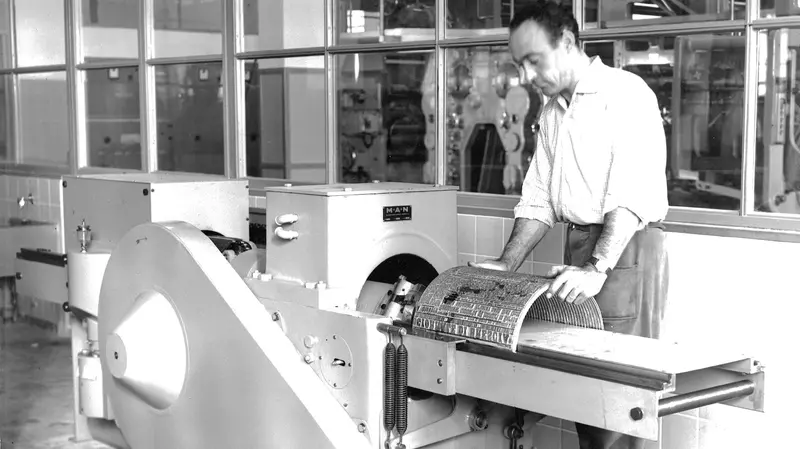 La lavorazione di una matrice «flano» per preparare la lastra di piombo della pagina da inserire poi sulla rotativa per la stampa del giornale © www.giornaledibrescia.it