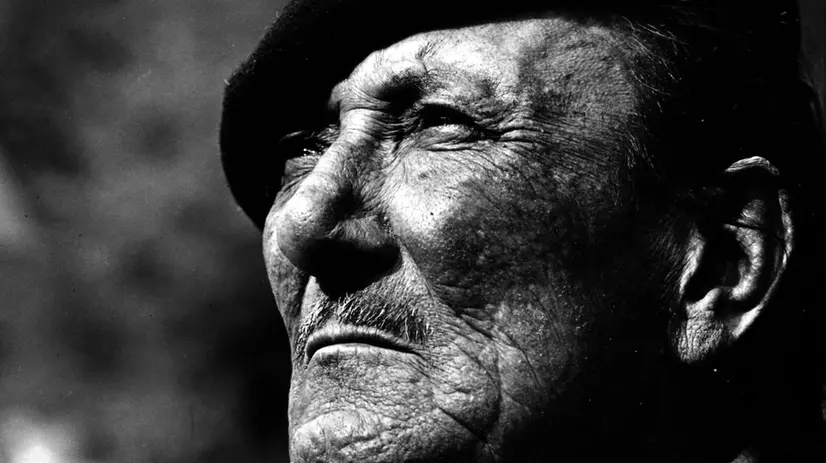 Un intenso ritratto fotografico del pittore Ottorino Garosio