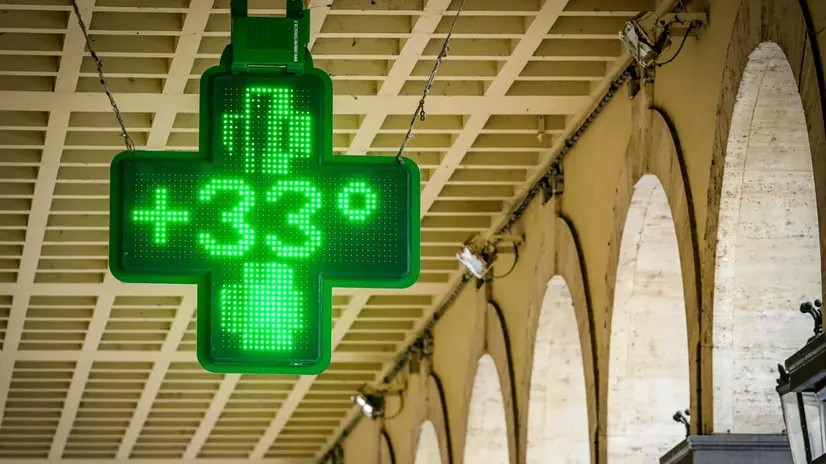 Alte temperature per il caldo estivo rilevate dai termometri di una farmacia del centro. Torino 29 luglio 2024 ANSA/TINO ROMANO