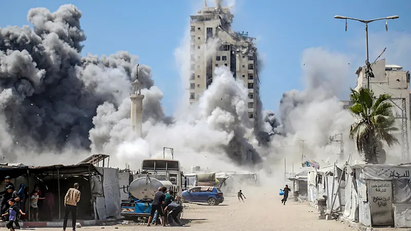 Un palazzo della Srtiscia di Gaza crolla dopo essere stato colpito da un missile israeliano - Foto Epa © www.giornaledibrescia.it