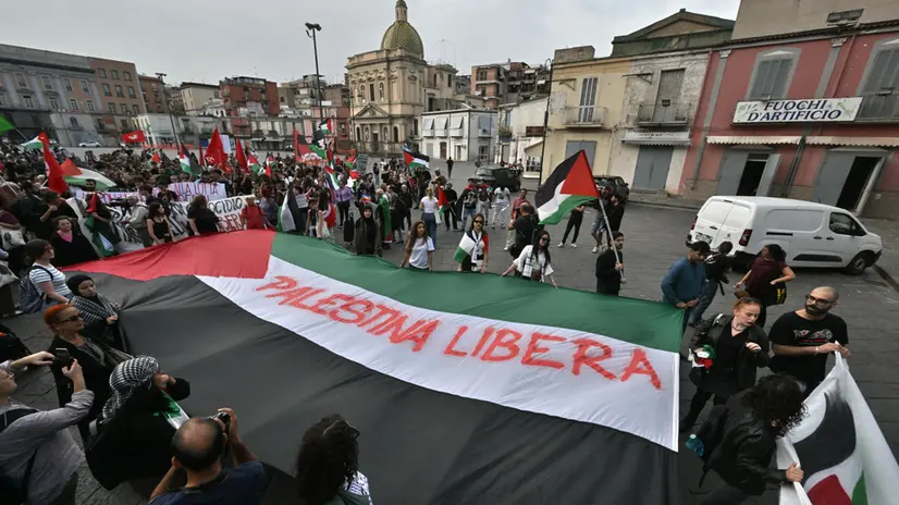 E' partito a Napoli da piazza Mercato il corteo di sostegno alla Palestina. Circa 500 le persone al momento partecipanti, anche originarie della Palestina e di altri paesi del medio oriente che vivono in città. Tante la bandiere palestinesi nel corteo aperto da uno striscione con la scritta "Non c'è pace sotto occupazione, Palestina libera". Metà del gruppo si è riunito in piazza Mercato e poi è stato raggiunto dall'altra metà, radunatasi in piazza Garibaldi, a ridosso della stazione ferroviaria. Il corteo si sta muovendo verso la prefettura dove verrà consegnato un documento dei manifestanti per il governo italiano, 20 ottobre 2023. ANSA/CIRO FUSCO