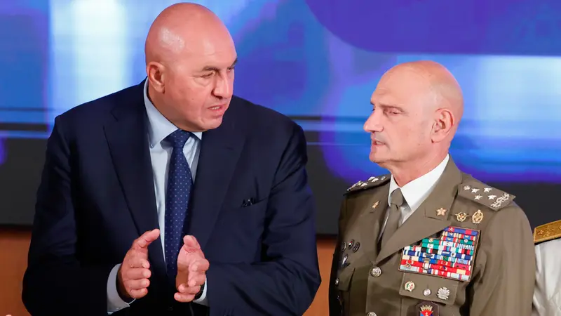 Crosetto con il Capo di stato maggiore Luciano Portolano - Foto Ansa © www.giornaledibrescia.it