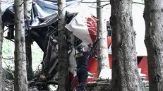 Sopralluogo perito della procura con i carabinieri sul luogo dell'incidente con il rottame della cabina della funivia Mottarone di Stresa. Stresa 27 maggio 2021 ANSA/TINO ROMANO