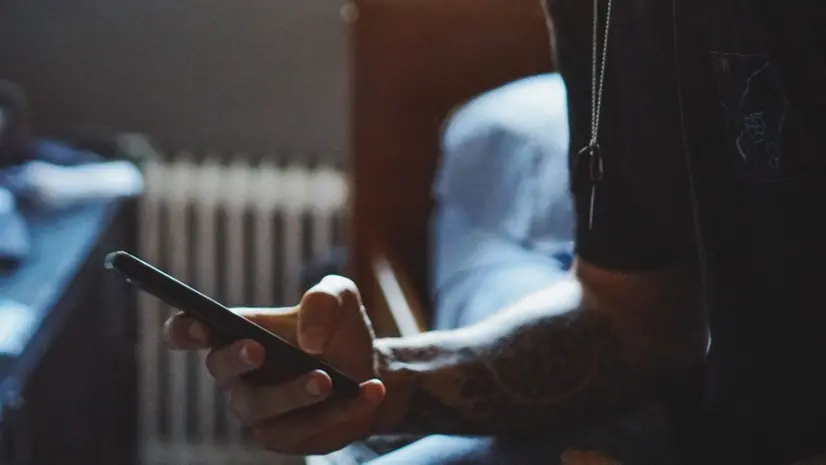 Anche sui nostri smarthphone scorrono immagini di orrore e violenza - © www.giornaledibrescia.it