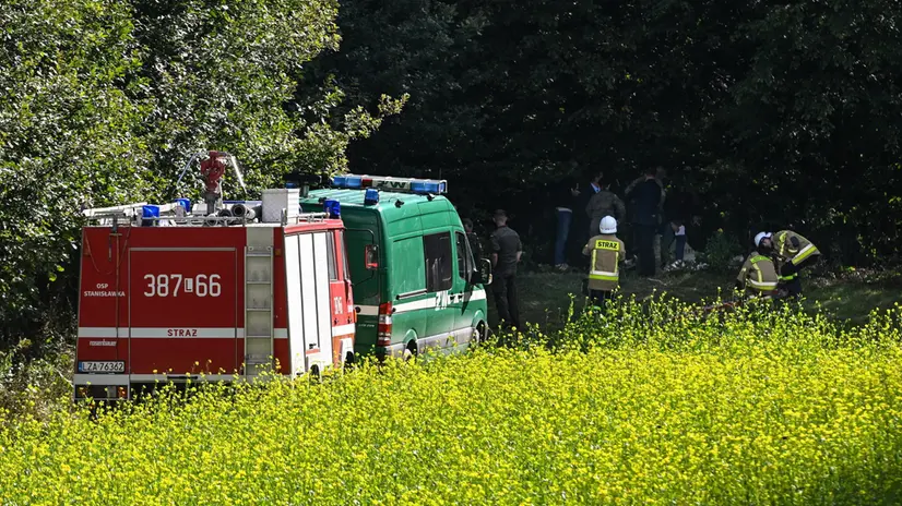 epa12384840 Police officers, soldiers and firefighters are deployed at the crash site of a Russian drone in the village of Stanislawka, Lublin Voivodeship, Poland, 17 September 2025. The wreckage of the 18th Russian drone was found on the edge of the village of Stanislawka, nearly 40 kilometres from the Polish-Ukrainian border, following the violation of the Polish airspace on the night of 09 to 10 September. EPA/WOJTEK JARGILO POLAND OUT
