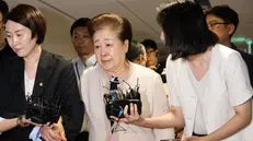 epa12383794 Han Hak-ja (C), leader of the Unification Church, is approached by reporters as she appears at the office of special counsel Min Joong-ki's team, in Seoul, South Korea, 17 September 2025. She is to be questioned by the team in connection with the alleged delivery of luxury gifts to former first lady Kim Keon Hee in exchange for favors. EPA/YONHAP SOUTH KOREA OUT