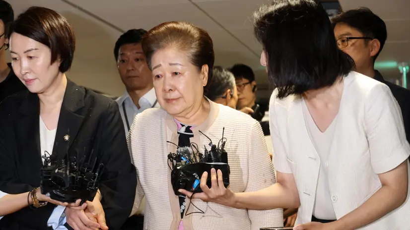 epa12383794 Han Hak-ja (C), leader of the Unification Church, is approached by reporters as she appears at the office of special counsel Min Joong-ki's team, in Seoul, South Korea, 17 September 2025. She is to be questioned by the team in connection with the alleged delivery of luxury gifts to former first lady Kim Keon Hee in exchange for favors. EPA/YONHAP SOUTH KOREA OUT