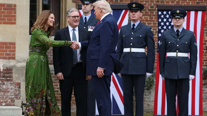 epa12386710 Victoria Starmer (L) greets US President Donald J. Tump (R) as British Prime Minister Keir Starmer (C) looks on ahead of their talks at Chequers, the country residence of the Prime Minister in Aylesbury, Britain, 18 September 2025. President Trump is on his second state visit to the UK where he met with the King and meet with the Prime Minister. EPA/NEIL HALL / POOL