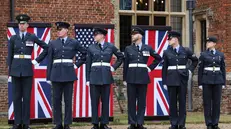 epa12386593 Members of the British Royal Air Force (RAF) line up ahead of the meeting with US President Donald J. Trump and British Prime Minister Keir Starmer at Chequers, the country residence of the Prime Minister in Aylesbury, Britain, 18 September 2025. President Trump is on his second state visit to the UK where he met with the King and will meet with the Prime Minister. EPA/NEIL HALL / POOL