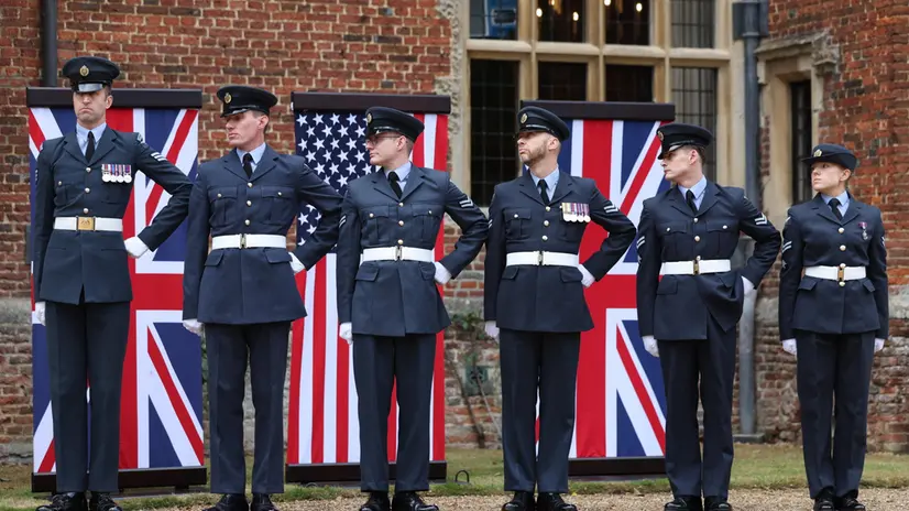 epa12386593 Members of the British Royal Air Force (RAF) line up ahead of the meeting with US President Donald J. Trump and British Prime Minister Keir Starmer at Chequers, the country residence of the Prime Minister in Aylesbury, Britain, 18 September 2025. President Trump is on his second state visit to the UK where he met with the King and will meet with the Prime Minister. EPA/NEIL HALL / POOL