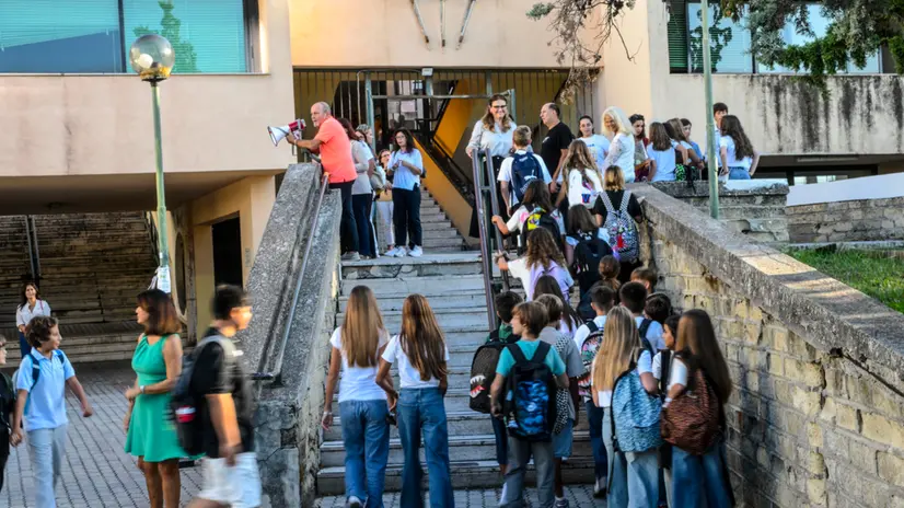 Primo giorno di scuola a Napoli dove , nei giorni scorsi, alcuni istituti hanno preferito anticipare l'apertura dell'anno scolastico, 15 settembre 2025 ANSA / CIRO FUSCO (generica, simbolica, ragazzi, adelescente, ragazzo, ragazza, alunno, liceo)