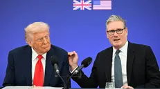 epa12387039 British Prime Minister Keir Starmer (R) and US President Donald Trump (L) attend a business reception at Chequers, the country residence of the Prime Minister in Aylesbury, Britain, 18 September 2025. President Trump is on his second state visit to the UK, where he met with the King and will meet with the Prime Minister. EPA/CHRIS J. RATCLIFFE / POOL