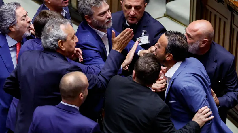 Il deputato del Movimento 5 Stelle Leonardo Donno (D) durante lo scontro con il deputato di Forza Italia Paolo Barelli (S) dopo il risultato del voto finale del disegno di legge costituzionale sulla riforma della magistratura per la separazione della carriere, Camera dei Deputati, Roma18 settembre 2025. ANSA/FABIO FRUSTACI
