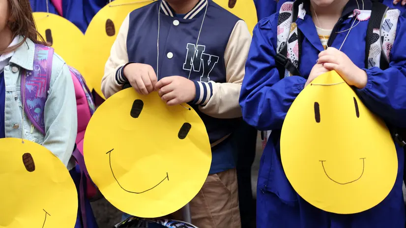 bambini all’ingresso della scuola elementare di Nazario Sauro di Como il primo giorno di scuola. Il plesso è a rischio chiusura a causa del calo demografico della popolazione. Como 12 Settembre 2025 ANSA / MATTEO BAZZI
