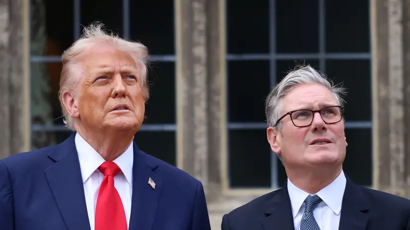 epa12387347 US President Donald Trump (L) with British Prime Minister Sir Keir Starmer (R) as they look at a Red Devils air display at Chequers in Buckinghamshire, Britain, 18 September 2025. President Trump is on his second state visit to the UK where he met with the King and will meet with the Prime Minister. EPA/ANDY RAIN / POOL