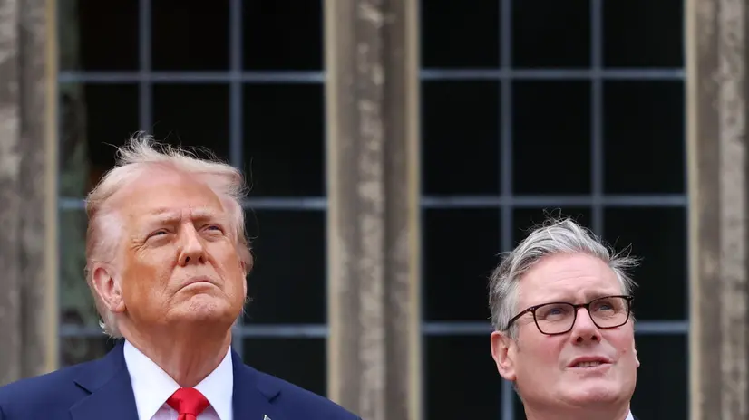 epa12387338 US President Donald Trump (L) with British Prime Minister Sir Keir Starmer (R) as they look at a Red Devils air display at Chequers in Buckinghamshire, Britain, 18 September 2025. President Trump is on his second state visit to the UK where he met with the King and will meet with the Prime Minister. EPA/ANDY RAIN / POOL