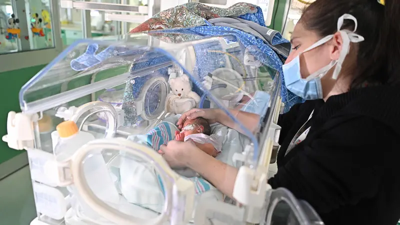 La mamma Eleonora con la figlia Lou colpita da embolia polmonare salvata all'ospedale Molinette di Torino, 30 marzo 2025 ANSA/ALESSANDRO DI MARCO