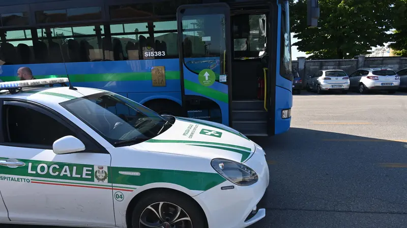 Il bus controllato, e fermato, ieri mattina ad Ospitaletto - Foto Gabriele Strada/Neg © www.giornaledibrescia.it