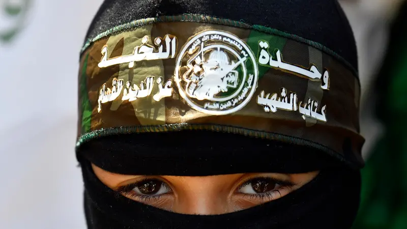 epa11519046 A boy is wearing a headscarf with the inscription 'The elite unit (up), of the Izzedine Al Qassam Brigades (bottom)' during a protest against the killing of a late Hamas leader Ismail Haniyeh in Iran, in Beirut, Lebanon, 02 August 2024. Haniyeh and one of his bodyguards were targeted and killed in Tehran on 31 July 2024, the Iranian Revolutionary Guard Corps (IRGC) confirmed. EPA/WAEL HAMZEH