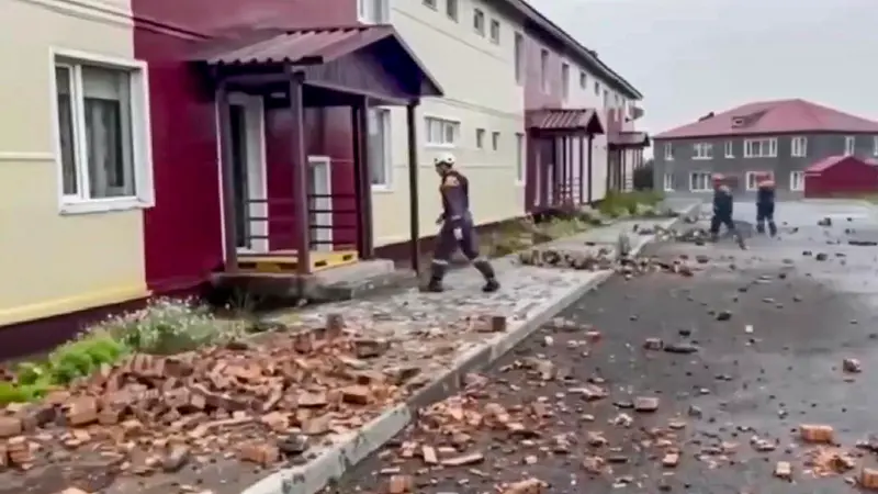 epa12272021 A still image taken from a handout video provided by the Russian Emergencies Ministry shows rescuers walking among debris in front of a damaged building following an earthquake, in Petropavlovsk-Kamchatsky, Kamchatka Krai, Russia, 30 July 2025. A 8.8 magnitude earthquake struck off Russia's Kamchatka Peninsula on 30 July, triggering tsunami warnings and evacuation orders. EPA/RUSSIAN EMERGENCIES MINISTRY HANDOUT --BEST QUALITY AVAILABLE--HANDOUT EDITORIAL USE ONLY/NO SALES