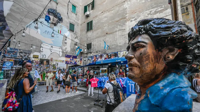 Lo slargo dei quartieri Spagnoli di Napoli che ospita il famoso murale di Maradona dove a Natale verrà collocata la statua di " San Gennaro d'oro' realizzata dall'artista Alessandro Flaminio su commissione di Angelo Pisani , legale dell'asso argentino e presidente del Club Maradona , 18 settembre 2025 ANSA / CIRO FUSCO