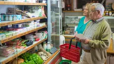 Due persone al supermercato - © www.giornaledibrescia.it