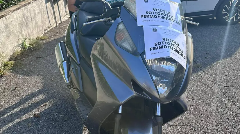 Il veicolo sottoposto a sequestro - © www.giornaledibrescia.it