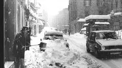 Famiglie per strada, traffico bloccato: la grande nevicata del 1985