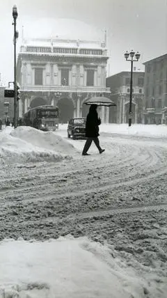 Famiglie per strada, traffico bloccato: la grande nevicata del 1985