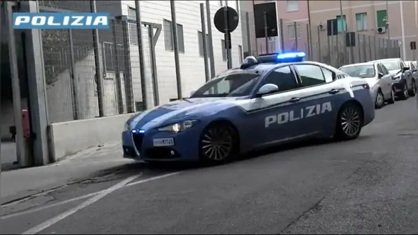 Sono 30 i provvedimenti di fermo, disposti dalla Direzione distrettuale antimafia di Cagliari, a carico di altrettante persone di origine nigeriana indagate per associazione mafiosa. L'organizzazione, che agiva in stretto contatto con la Nigeria, operava prevalentemente nella città di Sassari, con diramazioni a Cagliari, Genova, Isernia, Caserta, Verona, Siena e Temi, oltre che all'estero, in Mauritania, Francia, Olanda e Germania. Il gruppo, secondo l'accusa, oltre a gestire i traffici di droga dall'estero e le piazze cittadine di spaccio, riciclava ingenti quantità di denaro occupandosi di gestire inoltre la tratta di esseri umani e lo sfruttamento della prostituzione. ANSA/US POLIZIA +++ NPK +++ NO SALES, EDITORIAL USE ONLY +++