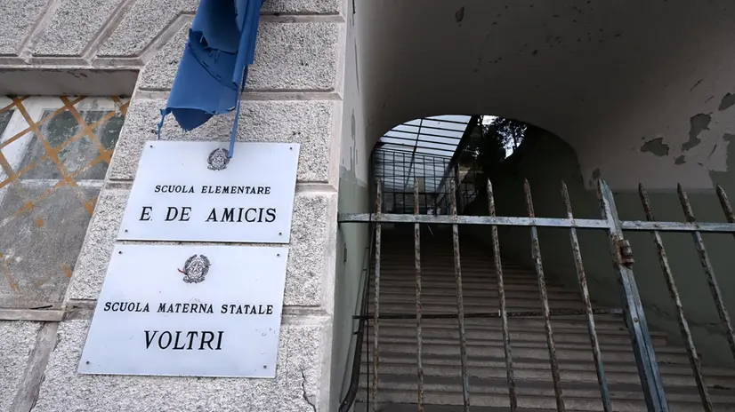 L’esterno della scuola De Amicis dove questa mattina un bambino e’ caduto da una finestra della scuola. Genova, 18 settembre 2025. ANSA/LUCA ZENNARO