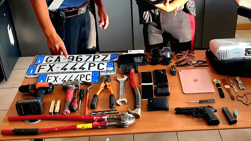 La refurtiva e gli arnesi da scasso sequestrati dai carabinieri
