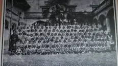 Una classe di bambini della scuola dell'infanzia nel 1927 - © www.giornaledibrescia.it