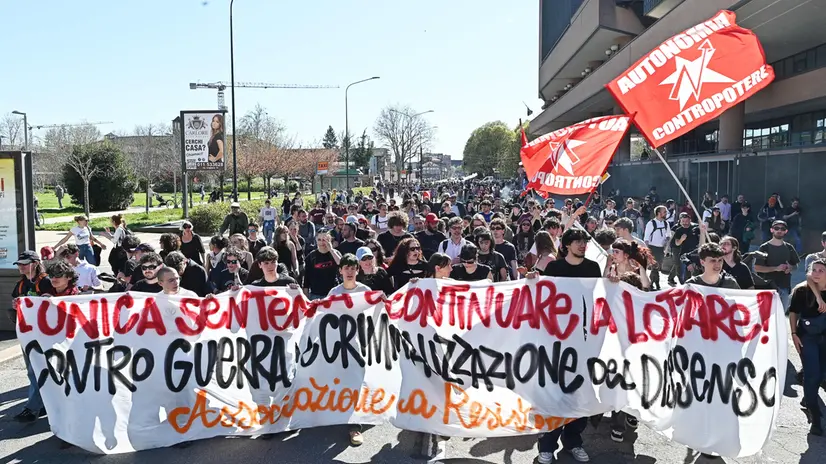 Ragazzi del centro sociale Askatasuna festeggiano per la sentenza del processo ad alcuni attivisti dentro e davanti a tribunale di Torino 31 marzo 2025 ANSA/ALESSANDRO DI MARCO