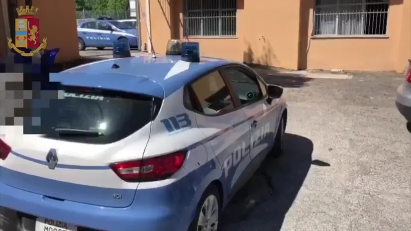 La Polizia di stato di Latina ha arrestato, in esecuzione di un'ordinanza di applicazione della misura cautelare in carcere, due ventenni residenti nei comuni di Terracina e Fondi, accusati, in concorso tra loro, di fabbricazione e possesso di materiale esplodente, minaccia grave nei confronti di appartenenti alla Polizia, propaganda e istigazione a delinquere per motivi di discriminazione razziale, etnica e religiosa. I due giovani, secondo quanto riferisce la Questura del capoluogo pontino, avrebbero "divulgato idee fondate sulla superiorità degli appartenenti alla ideologia nazista e fascista, nonché sentimenti di odio razziale ed etnico". ANSA/POLIZIAEDITORIAL USE ONLY NO SALES