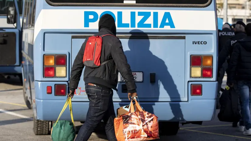 Controlli di sicurezza - Foto Ansa © www.giornaledibrescia.it