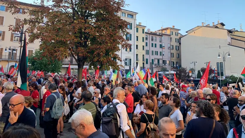 La manifestazione pro Gaza - © www.giornaledibrescia.it
