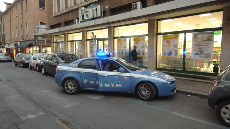 La Polizia davanti al supermercato Pam (foto archivio) - © www.giornaledibrescia.it