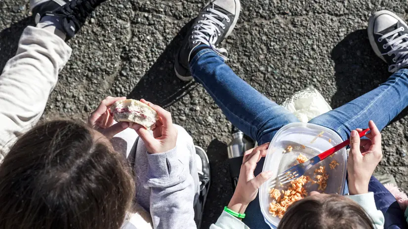 Gli alunni e i genitori della scuola Tommasei di piazza Cavour, a Torino, protestano contro la qualità della mensa e i disservizi del servizio, mangiando il pranzo al sacco all'esterno dell'istituto, 3 novembre 2023 ANSA/JESSICA PASQUALON
